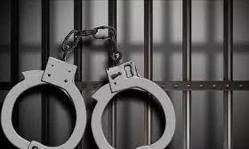 இறுதி சடங்கில் கலந்து கொள்ளாததால் ஆத்திரம்; இளம்பெண் கத்தியால் குத்தி கொலை - 2 தம்பதி கைது