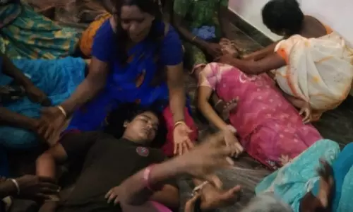 ஏரியில் மூழ்கி அக்காள், தங்கை சாவு