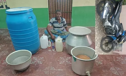 சாராயம் விற்றவர் கைது; 11 லிட்டர் பறிமுதல்