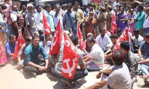 மதுக்கடையை முற்றுகையிட்டு போராட்டம்