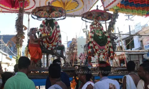 சுவாமி-அம்பாள் வெள்ளி ரிஷப வாகனத்தில் வீதி உலா