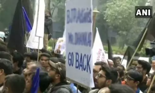 மேற்கு வங்காள கவர்னருக்கு கருப்புக்கொடி: திரிணாமுல் காங்கிரஸ் மாணவர் பிரிவு போராட்டம்