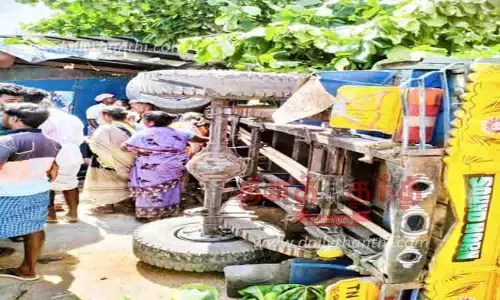 உசிலம்பட்டி அருேக கடைக்குள் புகுந்த லாரி; வியாபாரி பலி