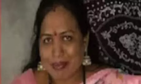 கார் தீப்பிடித்து பெண் பலியான வழக்கில் பரபரப்பு திருப்பம் - மனைவியை எரித்து கொன்று நாடகமாடிய கணவர் கைது கார் தீப்பிடித்து பெண் பலியான வழக்கில் பரபரப்பு திருப்பம் - மனைவியை எரித்து கொன்று நாடகமாடிய கணவர் கைது