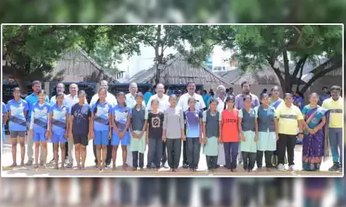 கயிறு இழுத்தல் போட்டி: கொங்கு வெள்ளாளர் மெட்ரிக் மேல்நிலைப்பள்ளி மாணவிகள் அசத்தல்