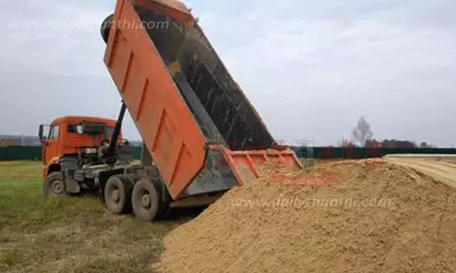 மணல் கடத்தி வந்த டிப்பர் லாரி பறிமுதல்