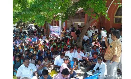 சாதிச் சான்றிதழ் வழங்கக் கோரி 2-ம் நாள் காத்திருப்பு போராட்டம்