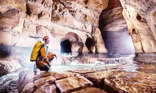 உலகின் நீளமான மணற்குகை உலகின் நீளமான மணற்குகை