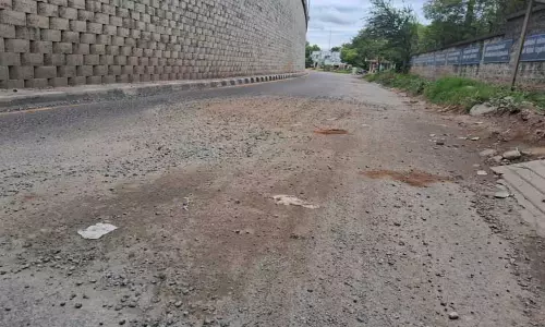 தினத்தந்தி செய்தி எதிரொலி:கிணத்துக்கடவில் சர்வீஸ் சாலை சீரமைப்பு