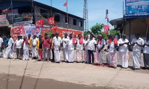 விவசாயிகள் ஆர்ப்பாட்டம்