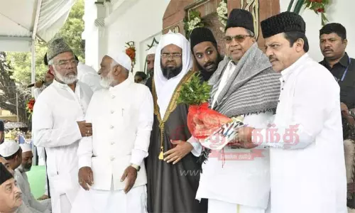 சாம்ராஜ்பேட்டை ஈத்கா மைதானத்தில் நடந்த பக்ரீத் கூட்டுத்தொழுகையில் முதல்-மந்திரி சித்தராமையா பங்கேற்பு