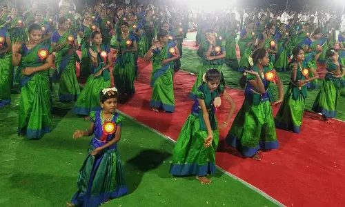 கும்மியாட்டம் ஆடி அசத்திய பெண்கள்