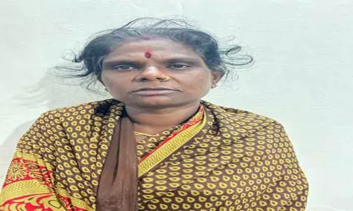 தம்பதியிடம் பணம் பறிக்க முயன்ற பெண் உள்பட 2 பேர் கைது