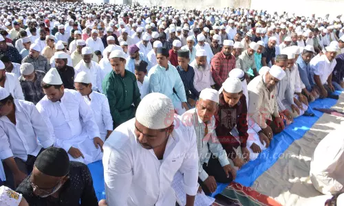 பக்ரீத் பண்டிகையைெயாட்டிபள்ளிவாசல்களில் முஸ்லிம்கள் சிறப்பு தொழுகை