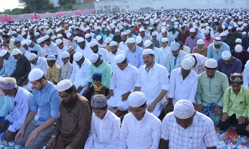 பக்ரீத் பண்டிகையையொட்டி பள்ளிவாசல்களில் முஸ்லிம்கள் சிறப்பு தொழுகை: ஏழைகளுக்கு குர்பானி கொடுத்தனர்