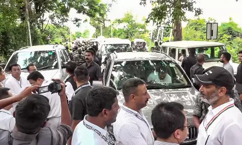 மணிப்பூரில் கலவர பகுதியில் ஆறுதல் கூறச்சென்ற ராகுல் காந்தி தடுத்து நிறுத்தம் - போராடியவர்கள் மீது கண்ணீர்ப்புகை குண்டு வீச்சு