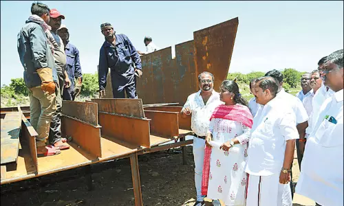 ரூ.5 கோடி மதிப்பில் மிதக்கும் உணவக கப்பல் அமைக்கும் பணி: அமைச்சர் ராமச்சந்திரன் நேரில் ஆய்வு