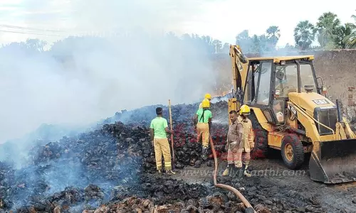 தும்பு ஆலையில் திடீர் தீ