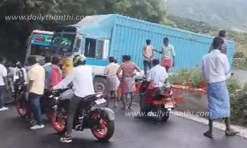 திம்பம் மலைப்பாதையில் பழுதாகி நின்ற கன்டெய்னர் லாரி- 2 மணி நேரம் போக்குவரத்து பாதிப்பு