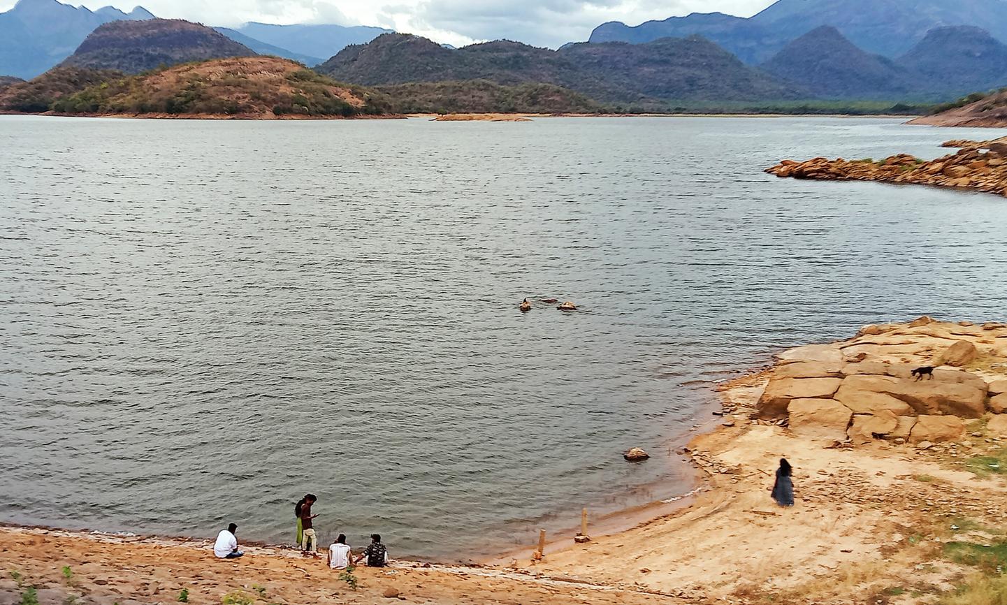 amaravathi dam அமராவதி அணைப்பகுதியில் சுற்றுலா பயணிகள் அத்துமீறும்