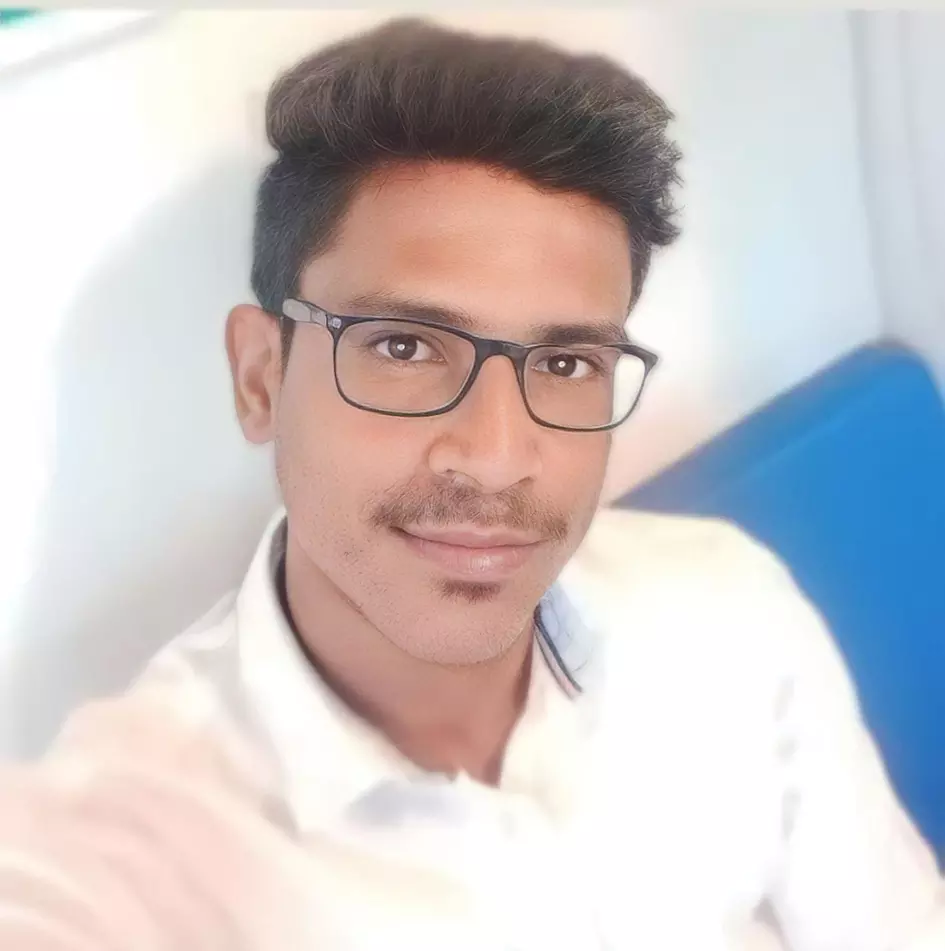 கடன்சுமை காரணமாக ரெயில்முன் பாய்ந்து வாலிபர் தற்கொலை கடன்சுமை காரணமாக ரெயில்முன் பாய்ந்து வாலிபர் தற்கொலை