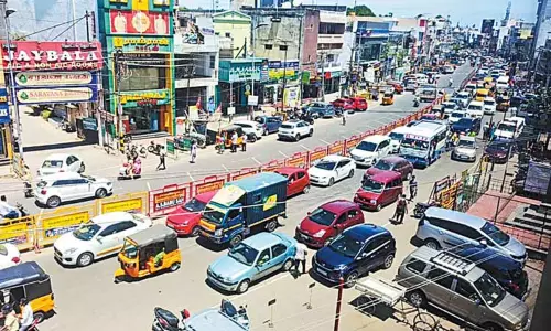 காஞ்சீபுரத்தில் பட்டு சேலை எடுக்க குவிந்த பொதுமக்களால் போக்குவரத்து நெரிசல்