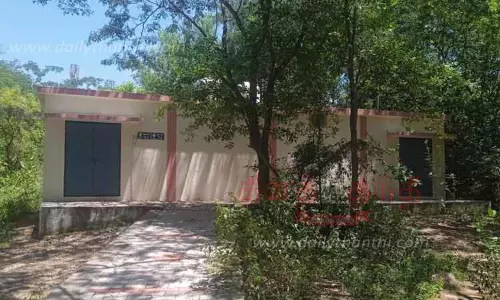 கட்டி முடிக்கப்பட்டு பல மாதங்களாக மூடியே கிடக்கும் சுகாதார வளாகம் கட்டி முடிக்கப்பட்டு பல மாதங்களாக மூடியே கிடக்கும் சுகாதார வளாகம்