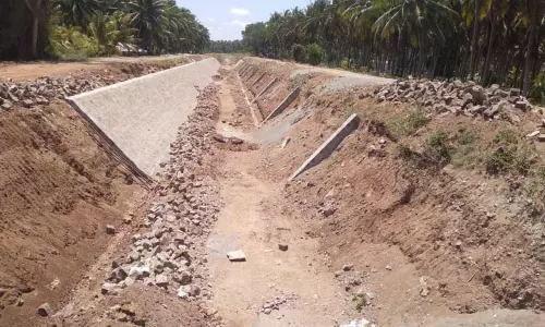 ரூ.5.90 கோடி செலவில் நடைபெற்று வந்த பி.ஏ.பி. வாய்க்கால் சீரமைப்பு பணிகள்  நிறுத்தம்-மீண்டும் பணிகளை தொடங்க விவசாயிகள் வலியுறுத்தல்