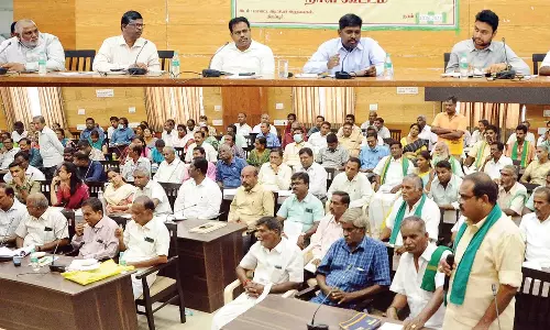 தேங்காய் பருப்பை விற்க முடியாமல் தென்னை விவசாயிகள் தவிப்பு தேங்காய் பருப்பை விற்க முடியாமல் தென்னை விவசாயிகள் தவிப்பு