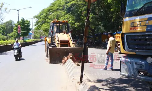 சாலை தடுப்பு சுவர் அகற்றம்