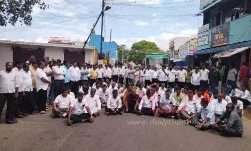 வக்கீல்கள் சாலை மறியல் போராட்டம்