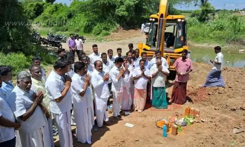 ஆற்றின் குறுக்கே மேம்பாலம் கட்டுவதற்கு பூமி பூஜை ஆற்றின் குறுக்கே மேம்பாலம் கட்டுவதற்கு பூமி பூஜை
