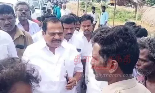 விபத்தில் உயிரிழந்த வாலிபர்களின் உறவினர்கள் சாலை மறியல் விபத்தில் உயிரிழந்த வாலிபர்களின் உறவினர்கள் சாலை மறியல்