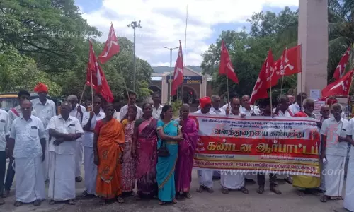 பொம்மிடி ரெயில் நிலையம் முன்புதமிழ்நாடு விவசாயிகள் சங்கத்தினர் ஆர்ப்பாட்டம் பொம்மிடி ரெயில் நிலையம் முன்புதமிழ்நாடு விவசாயிகள் சங்கத்தினர் ஆர்ப்பாட்டம்