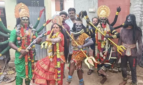 மூக்காரெட்டிப்பட்டியில்மாரியம்மன் கோவில் திருவிழாபக்தர்கள் அம்மன் வேடமணிந்து நேர்த்திக்கடன்