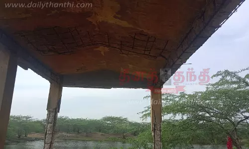 இடிந்து விழும் நிலையில் மயான கொட்டகை