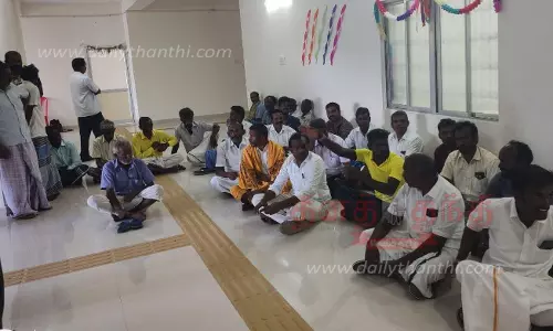 பரிசல் கட்டணம் வாபஸ் விவகாரம்: அதிகாரிகள் பேச்சுவார்த்தை தோல்வி; பொதுமக்கள் உள்ளிருப்பு போராட்டம் பரிசல் கட்டணம் வாபஸ் விவகாரம்: அதிகாரிகள் பேச்சுவார்த்தை தோல்வி; பொதுமக்கள் உள்ளிருப்பு போராட்டம்