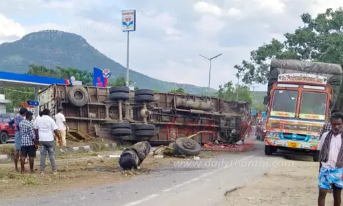 தொப்பூரில் கன்டெய்னர் லாரி கவிழ்ந்து விபத்து2 மணி நேரம் போக்குவரத்து பாதிப்பு தொப்பூரில் கன்டெய்னர் லாரி கவிழ்ந்து விபத்து2 மணி நேரம் போக்குவரத்து பாதிப்பு