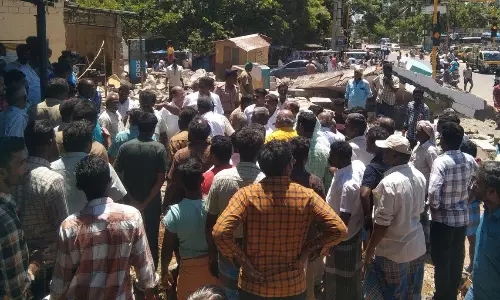 சாலையோர ஆக்கிரமிப்புகள் அகற்றும் பணி