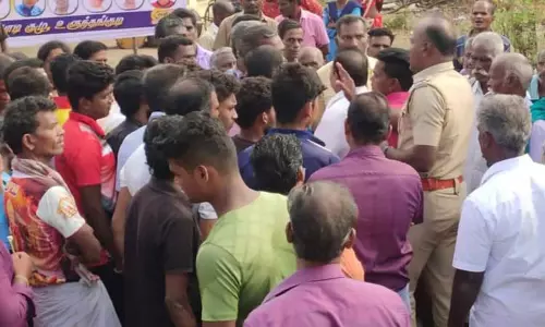 மண்ணச்சநல்லூர் அருகே குடிநீர் முறையாக வழங்க கோரி பொதுமக்கள் திடீர் சாலை மறியல் மண்ணச்சநல்லூர் அருகே குடிநீர் முறையாக வழங்க கோரி பொதுமக்கள் திடீர் சாலை மறியல்