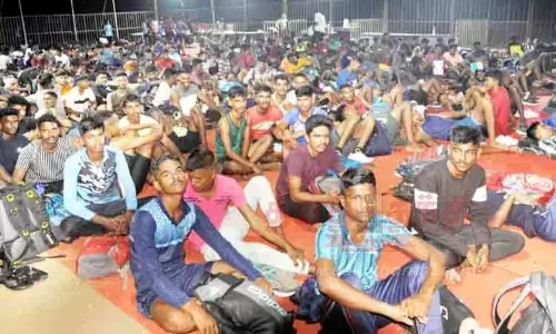 மைதானத்தில் காத்திருந்த இளைஞர்கள் மைதானத்தில் காத்திருந்த இளைஞர்கள்