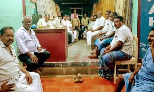 நெல்லை - திசையன்விளை இடையே இடைநில்லா பஸ்களை இயக்கக்கோரி கடையடைப்பு