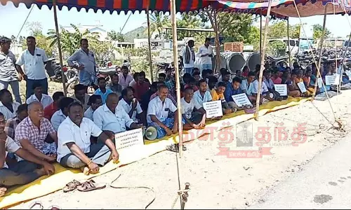 காட்டுக்கோட்டையில் பஸ்கள் நின்று செல்லக்கோரி பொதுமக்கள் உண்ணாவிரதம் காட்டுக்கோட்டையில் பஸ்கள் நின்று செல்லக்கோரி பொதுமக்கள் உண்ணாவிரதம்