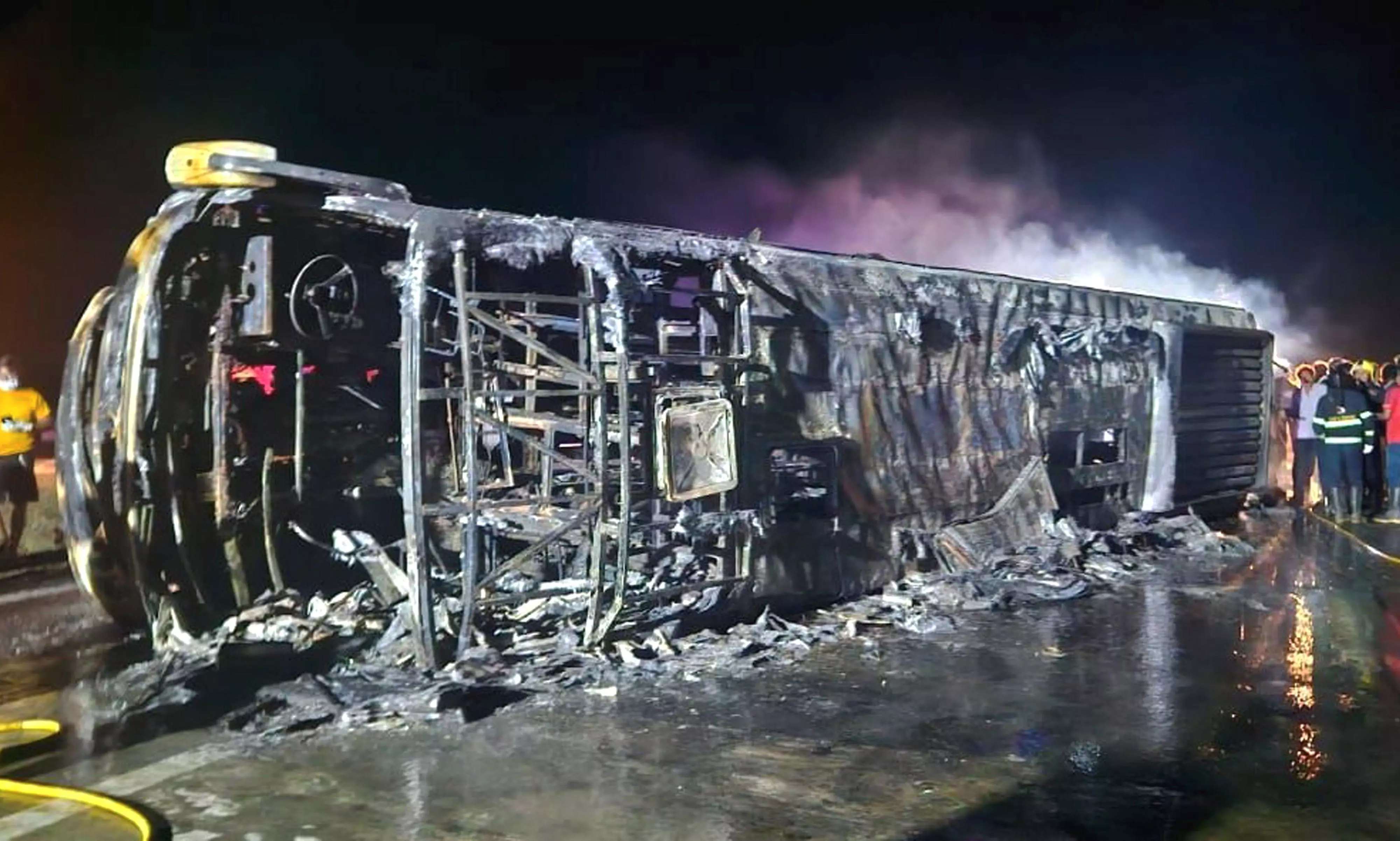 மராட்டியத்தில் நெஞ்சை பதற வைக்கும் விபத்து - சொகுசு பஸ் தீப்பிடித்து 25 பயணிகள் கருகி சாவு; உடல்களை அடையாளம் காண முடியாமல் உறவினர்கள் பரிதவிப்பு மராட்டியத்தில் நெஞ்சை பதற வைக்கும் விபத்து - சொகுசு பஸ் தீப்பிடித்து 25 பயணிகள் கருகி சாவு; உடல்களை அடையாளம் காண முடியாமல் உறவினர்கள் பரிதவிப்பு