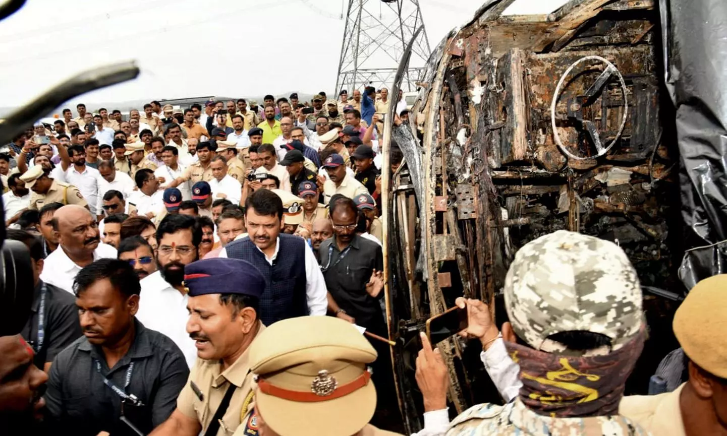 மராட்டியத்தில் நெஞ்சை பதற வைக்கும் விபத்து - சொகுசு பஸ் தீப்பிடித்து 25 பயணிகள் கருகி சாவு; உடல்களை அடையாளம் காண முடியாமல் உறவினர்கள் பரிதவிப்பு மராட்டியத்தில் நெஞ்சை பதற வைக்கும் விபத்து - சொகுசு பஸ் தீப்பிடித்து 25 பயணிகள் கருகி சாவு; உடல்களை அடையாளம் காண முடியாமல் உறவினர்கள் பரிதவிப்பு