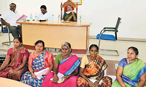 ஒன்றிய குழு தலைவர் பாரபட்சம் காட்டுவதாக புகார்: தி.மு.க., காங்கிரஸ் பெண் கவுன்சிலர்கள் தர்ணா ஒன்றிய குழு தலைவர் பாரபட்சம் காட்டுவதாக புகார்: தி.மு.க., காங்கிரஸ் பெண் கவுன்சிலர்கள் தர்ணா