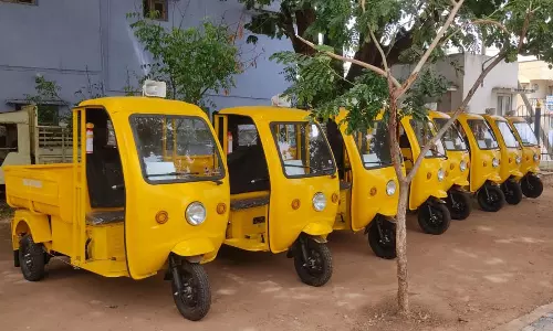 காட்சிப் பொருளான குப்பை சேகரிப்பு வாகனங்கள்