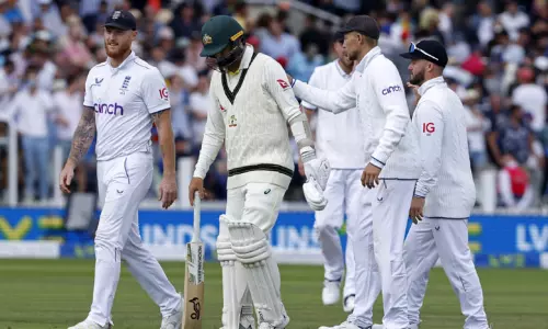 ஆஷஸ் 2வது டெஸ்ட்: இங்கிலாந்து அணிக்கு 371 ரன்கள் இலக்கு நிர்ணயித்த ஆஸ்திரேலியா...!