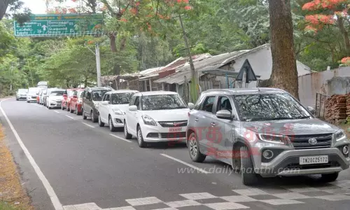 சோதனைச்சாவடியில் நீண்ட வரிசையில் வாகனங்கள் காத்திருப்பு