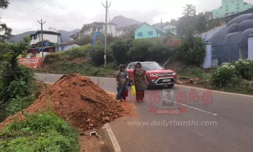 சாலையோரம் குவிக்கப்படும் மணல்களால் போக்குவரத்துக்கு இடையூறு